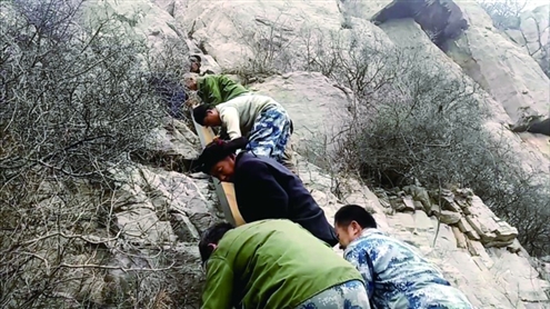 村民在搬运建设材料